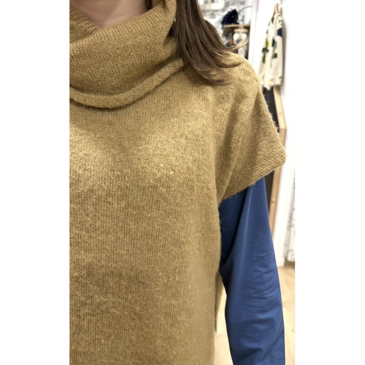 PULL SANS MANCHES COL ROULÉ