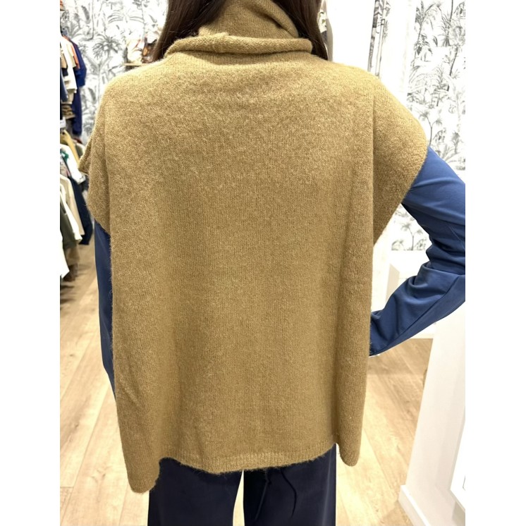 PULL SANS MANCHES COL ROULÉ